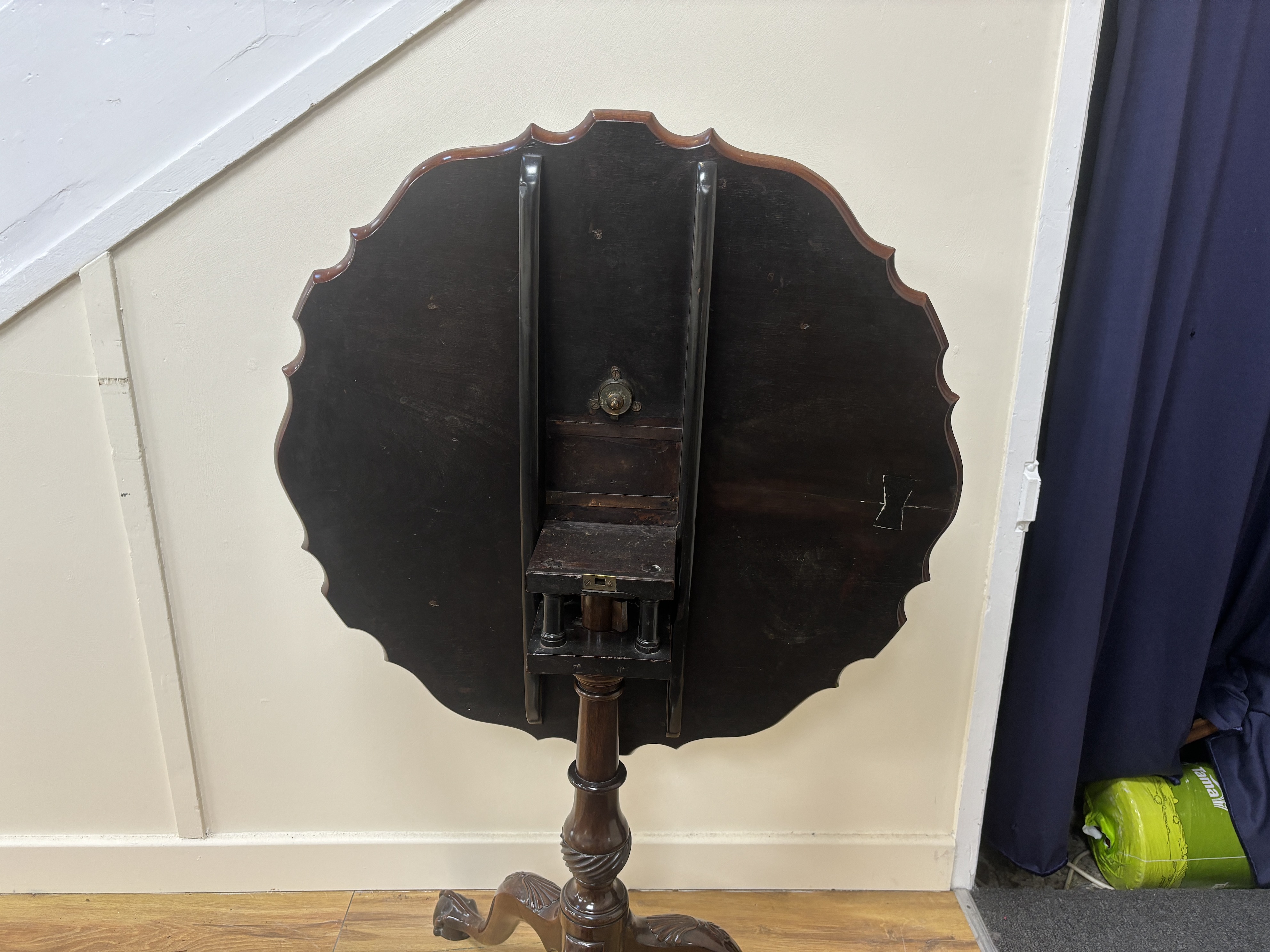 A George III circular mahogany tilt top birdcage tripod tea table, diameter 76cm, height 74cm